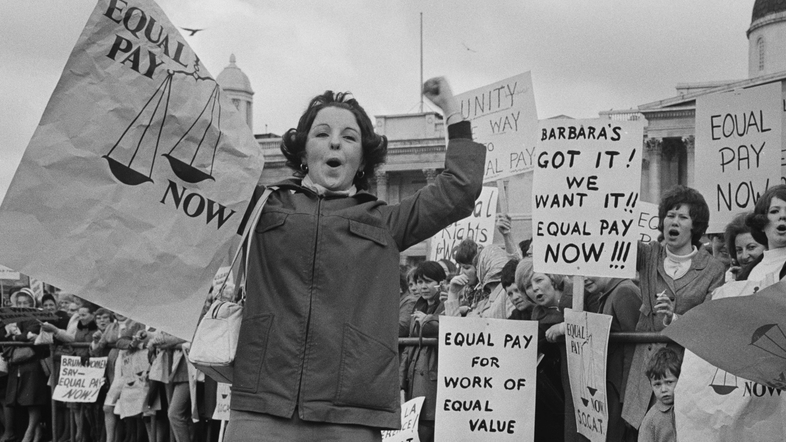 صورة لإحدى الحركة النسائية في الستينيات تطالب بالمساواة (غيتي)