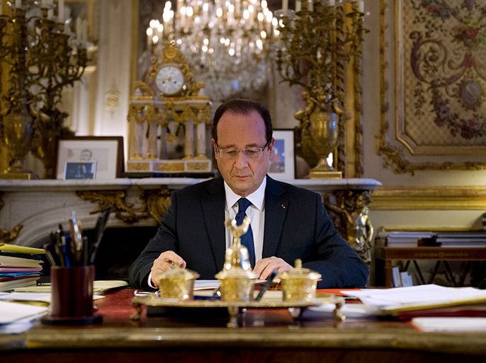 الموسوعة - epa03512479 French President Francois Hollande poses in his office during an official photo session at Elysee Palace in Paris, France, 17 December 2012. EPA/BERTRAND LANGLOIS / POOL MAXPPP OUT
