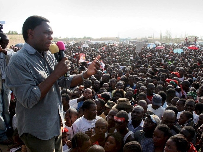 epa01534982 Opposition United Party for National Development President, Hakainde Hichilema (L), addresses his final election rally ahead of the Presidential elections in Lusaka, Zambia, 29 October 2008. Zambians are voting to elect a new leader after the death of President Levy Mwanawasa in August of 2008. EPA/STR