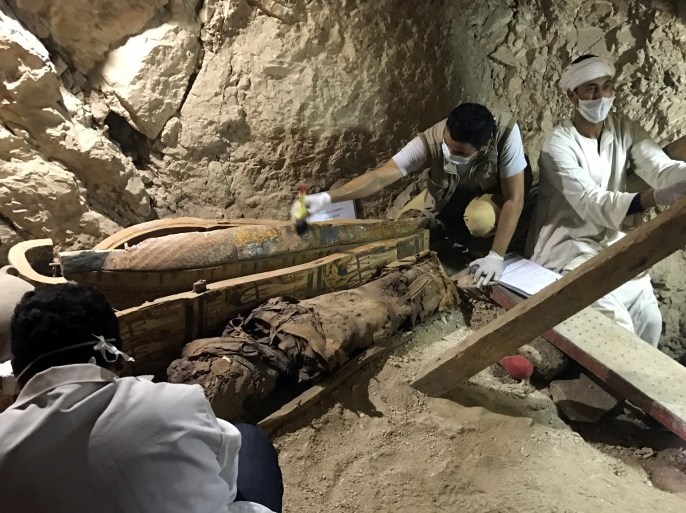 Egyptian antiquities workers are seen in a recently discovered tomb of Userhat, a judge from the New Kingdom at the Dra Abu-el Naga necropolis near the Nile city of Luxor, south of Cairo, Egypt April 18, 2017. REUTERS/ Mohamed Zaki
