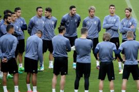 MUNICH, GERMANY - APRIL 11: The squad gather during a Real Madrid training session ahead of their UEFA Champions League Quarter-Final match against Bayern Muenchen at Allianz Arena on April 11, 2017 in Munich, Germany. (Photo by Adam Pretty/Bongarts/Getty Images )
