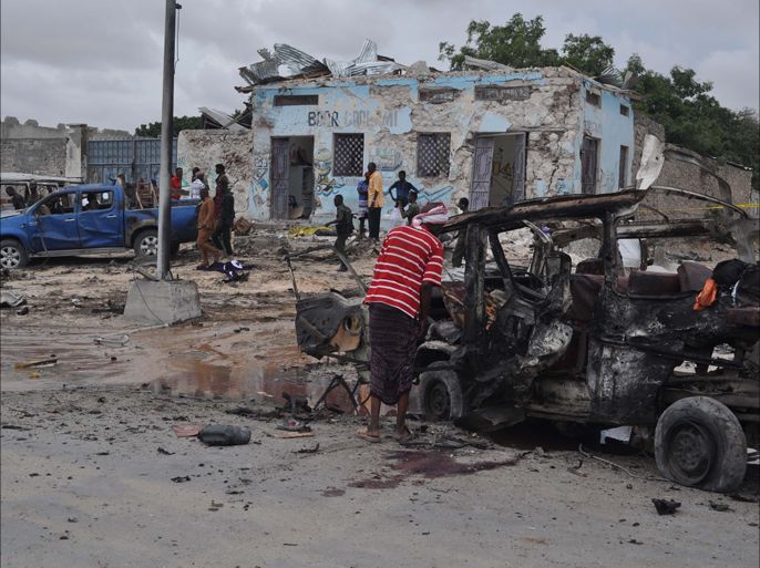 رجل يقف لمعاينة ضحايا قضوا في هجوم تفجيري استهدف موكب قائد الجيش الصومالي 9 إبريل 2017 (التصوير:قاسم سهل).