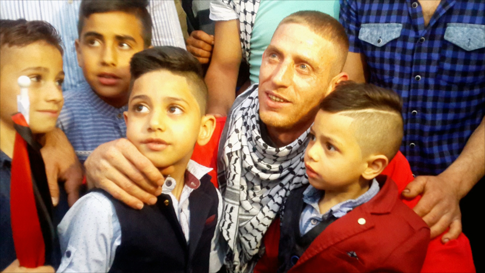 ‪الأسير عمر إدريس يلتقي بطفليه بعد الإفراج عنه من سجون الاحتلال‬  (الجزيرة نت)