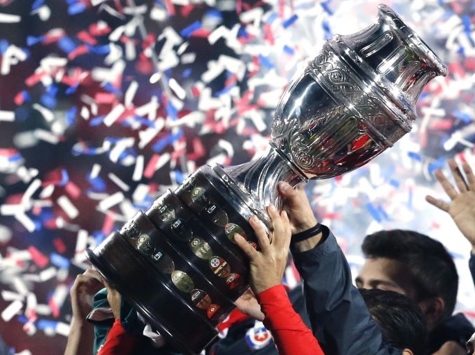 Chile celebrates with the trophy after defeating Argentina to win the Copa America 2015 final soccer match at the National Stadium in Santiago, Chile, July 4, 2015. REUTERS/Henry Romero