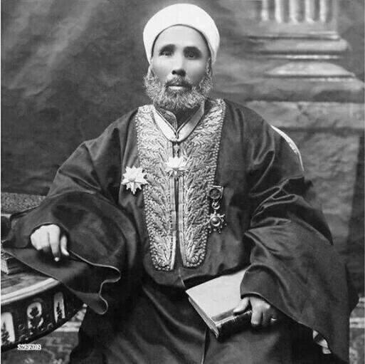 الشيخ محمد بخيت بن حسين المطيعي واحدا من نوابغ علماء الأزهر في النصف الأول من القرن العشرين، وكان مفتي الديار المصرية (مواقع التواصل)