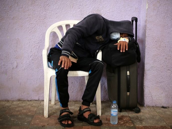 A patient waits for a travel permit to cross into Egypt through the Rafah border crossing after it was opened by Egyptian authorities on Wednesday for two days for the first time in three months, in the southern Gaza Strip May 12, 2016. REUTERS/Ibraheem Abu Mustafa