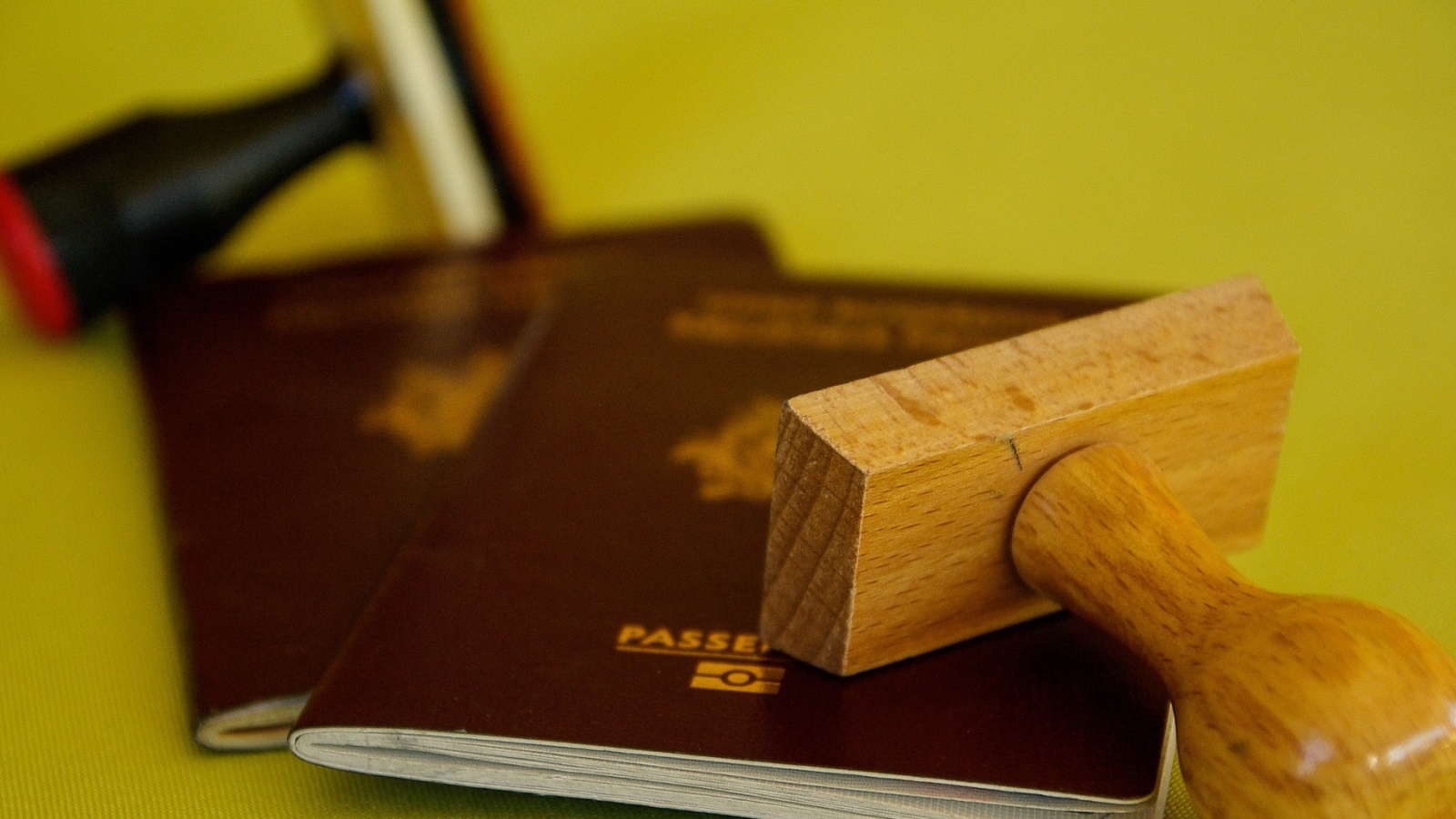 تظل التأشيرات الصادرة للطلبة سارية طول فترة الدراسة وحتى مدة أقصاها أربع سنوات، ويجب على الطالب بعد وصوله لنيوزلندا التقدم للحصول على تصريح الدخول وذلك عمل إكمال بطاقة السفر