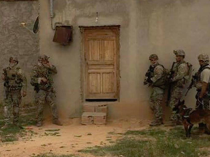 عناصر من الحرس الوطني التونسي تطوق منزلا في مدينة سيدي بوزيد تحصن داخله مسلحون. المصدر: موقع قناة "تي أن أن" التونسية