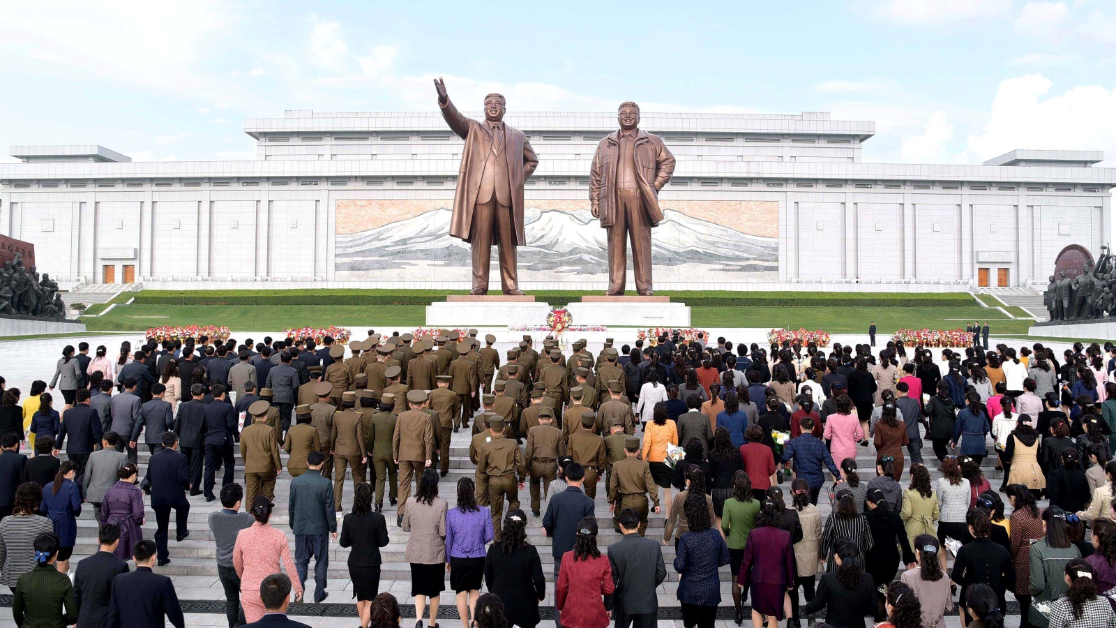‪‬ جانب من احتفالات كوريا الشمالية أمس بذكرى تأسيس جيشها(رويترز)