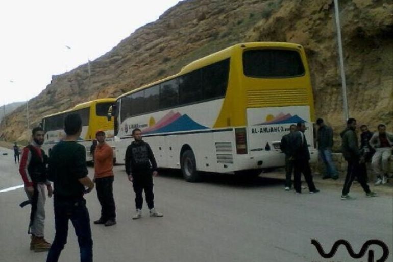 وصلت إلى وادي بردى بريف دمشق حافلات وسيارات إسعاف إضافية لاستكمال إخراج المحاصرين والمصابين والمرضى إلى ريف إدلب