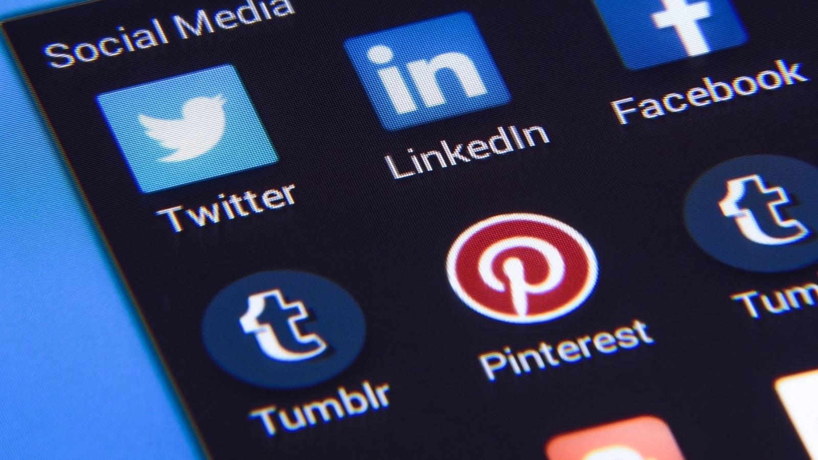 يُفضل بعض المدونين المهتمين بشبكات التواصل الاجتماعي استخدام منصة تمبلر(Tumblr)التي تتميز بكونها منصة مخصصة للتدوين المُصغر مع كافة مكونات ومميزات الشبكات الاجتماعية المتكاملة