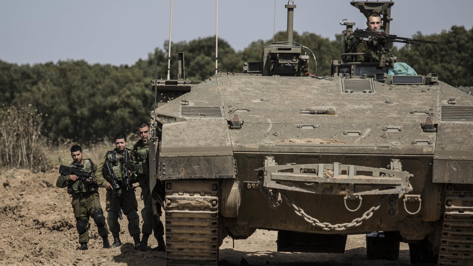 دبابة إسرائيلية على حدود قطاع غزة (أسوشيتد برس)