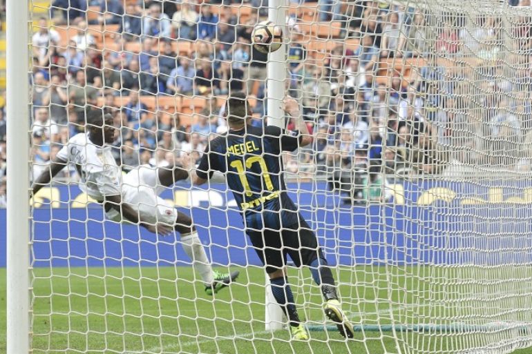 epa05908943 Milan's defender Cristian Zapata scores a goal during the Italian Serie A soccer match Inter vs Milan at Giuseppe Meazza stadium in Milan, Italy, 15 April 2017. EPA/FLAVIO LO SCALZO