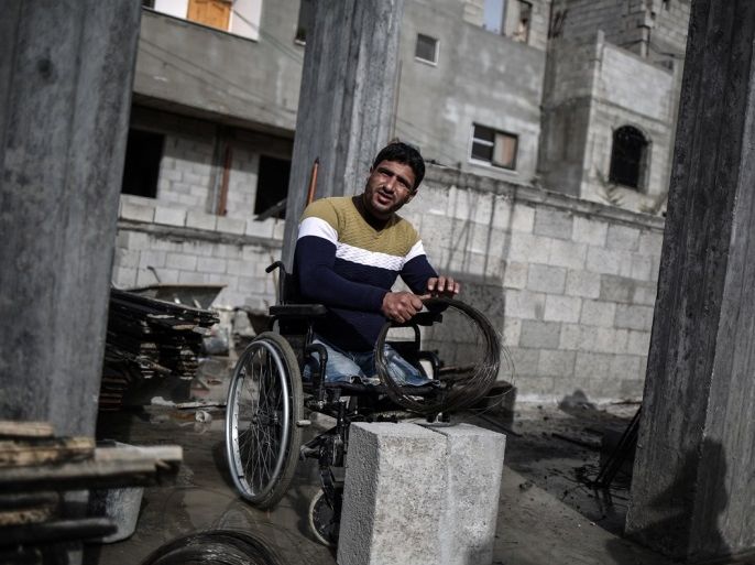 الشاب محمود الغفري غزاوي فقد قدميه ويتولى الإشراف على عمال البناء في غزة