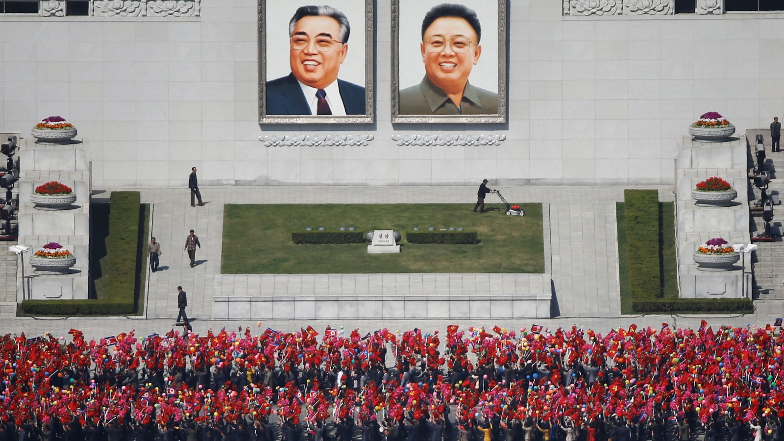 من الاستعدادات التي تجري للاحتفال بذكرى مؤسس كوريا الشمالية 
