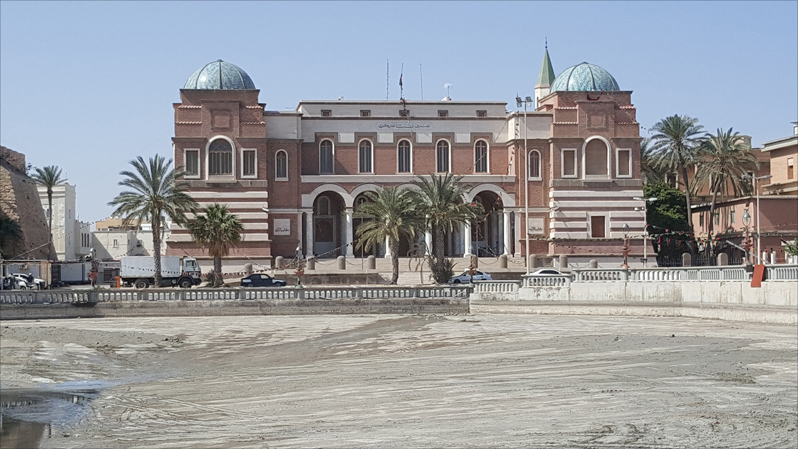 وفقا لخبراء وماليين فإن مصرف ليبيا المركزي يتحمل جزءا كبيرا من المسؤولية عن نقص السيولة (الجزيرة)