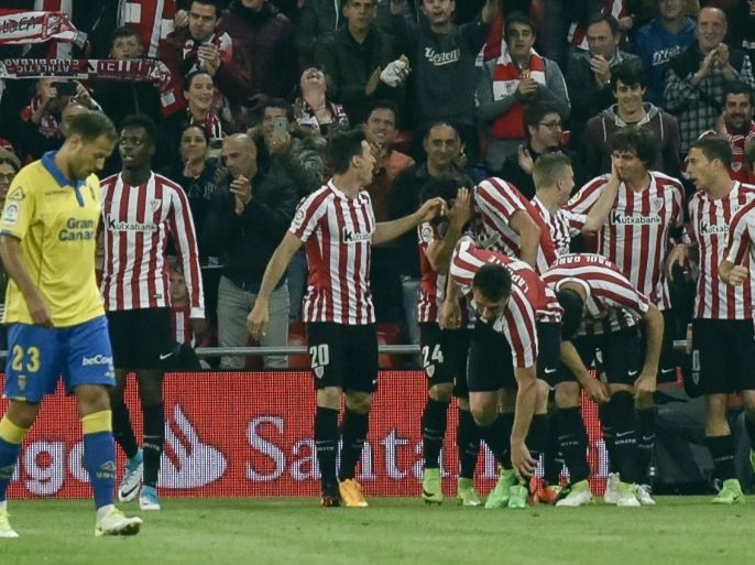 epa05908309 Athletic de Bilbao´s players celebrate after scoring against UD Las Palmas during their Spanish First Division soccer match played at San Mames stadium in Bilbao, 14 April 2017. EPA/MIGUEL TONA