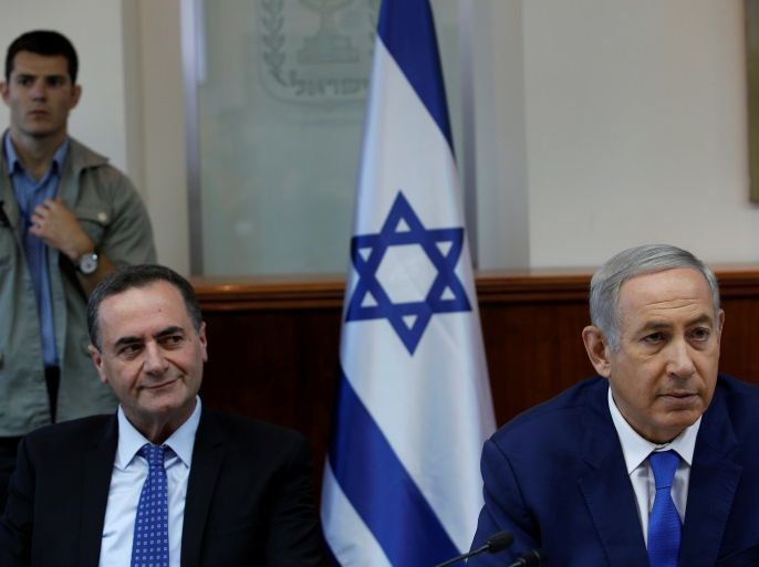 Israel's Prime Minister Benjamin Netanyahu (R) and Transportation Minister Yisrael Katz attend the weekly cabinet meeting in Jerusalem September 4, 2016. REUTERS/Ronen Zvulun