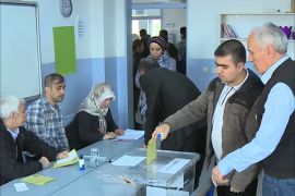 الأتراك يواصلون التصويت في استفتاء التعديلات الدستورية