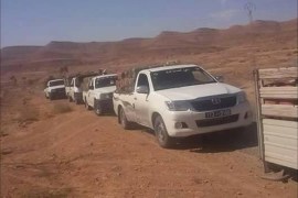 مركبات تحمل على متنها وقود مهرب على الحدود الليبية مع تونس - صور خاصة للجزيرة