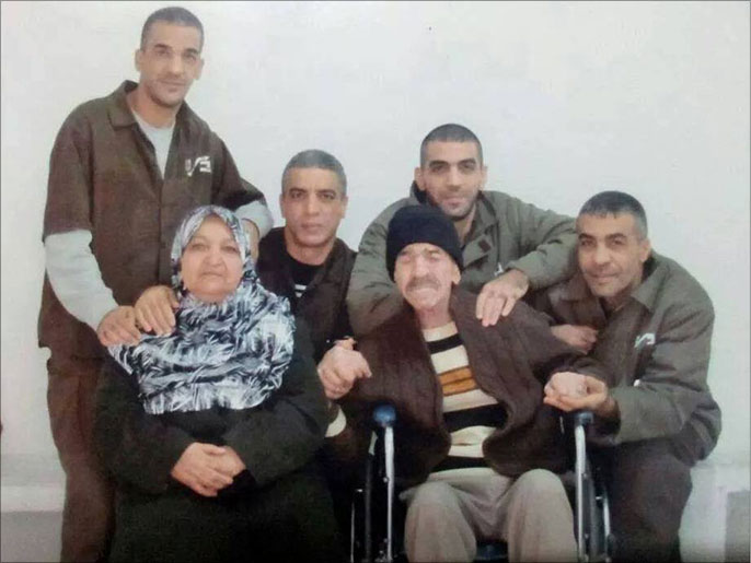 فلسطين رام الله صورة من العائلة من عام 2014 صورة تجمع أربعة أشقاء أسرى من عائلة أبو حميد بوالديهم سمح بها في آخر زيارة لوالدهم قبل وفاته.jpg