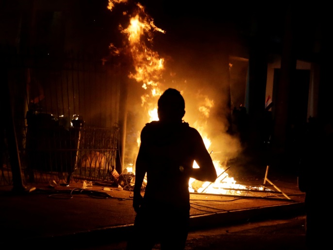 ‪متظاهرون أشعلوا النار بمبنى البرلمان في باراغواي احتجاجا على تغير محتمل في الدستور‬ (رويترز)