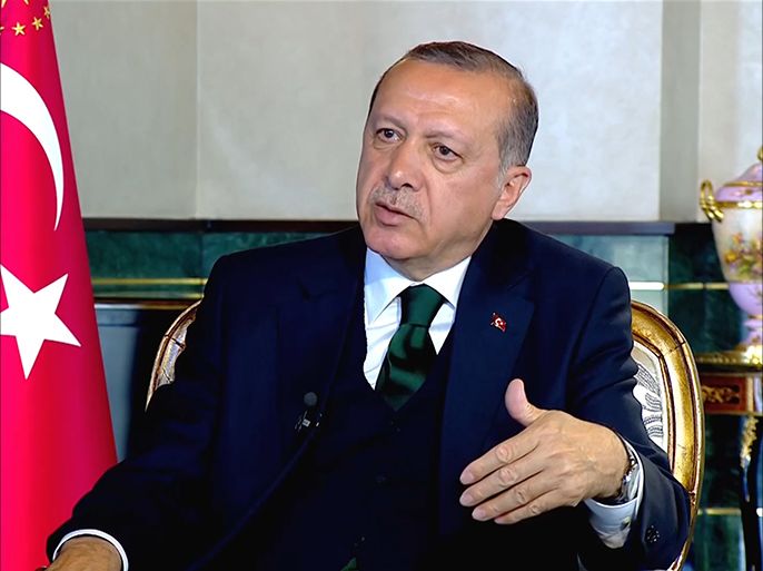 قال الرئيس التركي رجب طيب إردوغان إن بلاده لن تسمح باقتطاع أراض من سوريا، لصالح دول أخرى. وأضاف في لقاء مع الجزيرة ضمن برنامج بلا حدود، أن سوريا ستحتاج إلى بعض الوقت كي تنهض مرة أخرى.