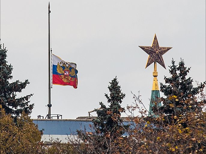 epa05005827 The Russian National flag is flown at half-mast on top of the Senate Building in Kremlin on the day of national mourning in Moscow, Russia, 01 November 2015. A Russian plane which went missing in Egypt on 31 October 2015 with 224 aboard has crashed in the Sinai, the Egyptian Civil Aviation Ministry confirmed. The ministry said in a statement that the debris from the plane had been found near the al-Arish airport, in the Sinai Peninsula. The plane was on a flight to St Petersburg, in Russia, reports stated. EPA/SERGEI ILNITSKY