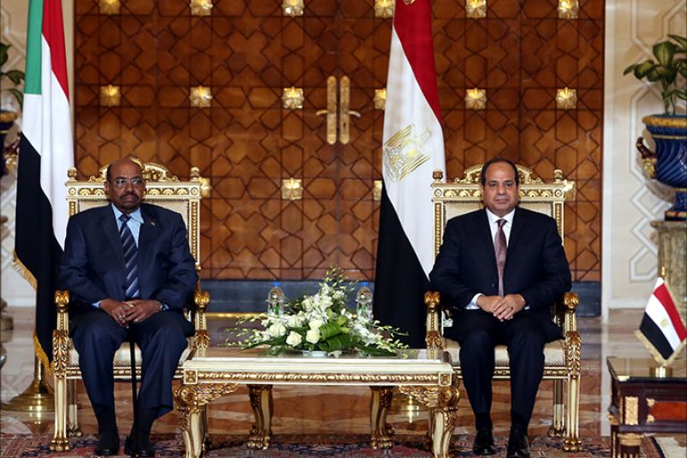 epa05571322 Egyptian President Abdel Fattah al-Sisi (R) and Sudanese President Omar Bashir (L) meet prior to the signing of a number of agreements in Cairo, Egypt, 05 Otober 2016. The meeting came as part of the Egyptian-Sudanese high committee, and its the first time that two presidents have headed this committee as its always held at the prime ministerial level. A number of economic agreements was signed during the meeting. EPA/KHALED ELFIQI
