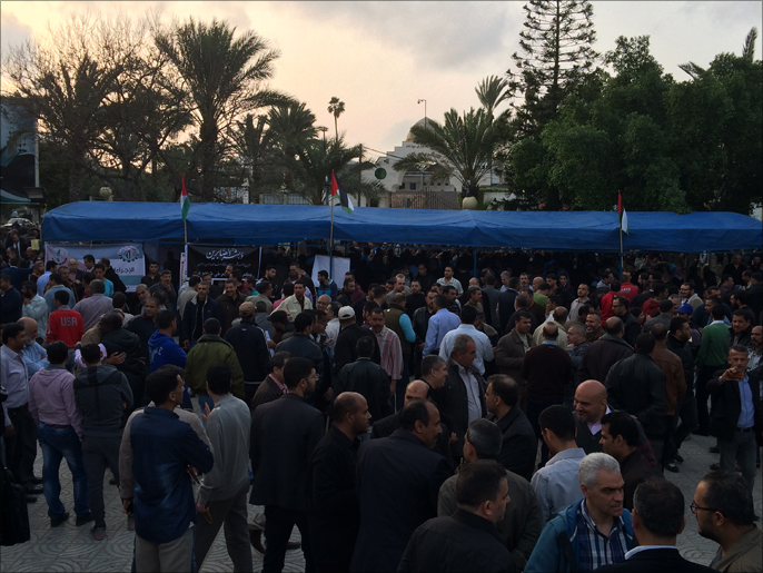 ‪جانب من اعتصام موظفي السلطة في ساحة الجندي المجهول بغزة‬ (الجزيرة نت)