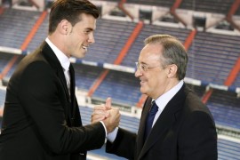 epa03847773 Welsh midfielder Gareth Bale (L) shakes hands with Real Madrid's President, Florentino Perez, during his presentation as new player of Real Madrid at Santiago Bernabeu stadium in Madrid, Spain, 02 September 2013. EPA/ANGEL DIAZ
