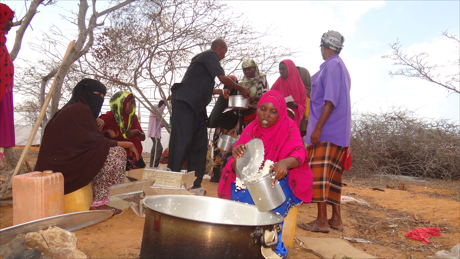 ‪توزيع طعام جاهز على نازحي الجفاف في مقديشو‬ (الجزيرة)