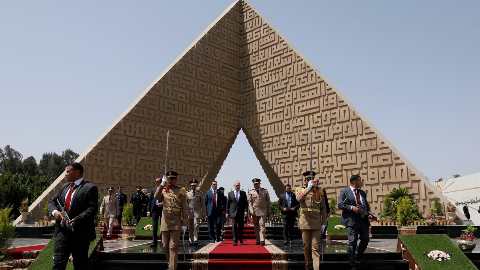 ‪حراسة مشددة تحيط بماتيس خلال زيارته النصب التذكاري للجندي المجهول في القاهرة‬ (رويترز)