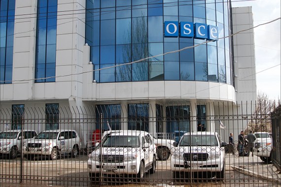 epa05925032 OSCE cars parked near of the Organization for Security and Co-operation in Europe (OSCE) Special Monitoring Mission office on the pro-Russian rebels controlled territory in Luhansk, Ukraine, 24 April 2017. One US man was killed and two observers from Germany and Czech Republic were injured in result explosion of OSCE car on an anti-tank mine near the small village of Pryshyb, Luhansk area, which is controlled by pro-Russian rebels as Alexander Hug, Deputy Chief Monitor of the Organization for Security and Co-operation in Europe (OSCE) Special Monitoring Mission to Ukraine, told during his press conference in Kiev, 23 April 2017. EPA/ALEXANDER ERMOCHENKO