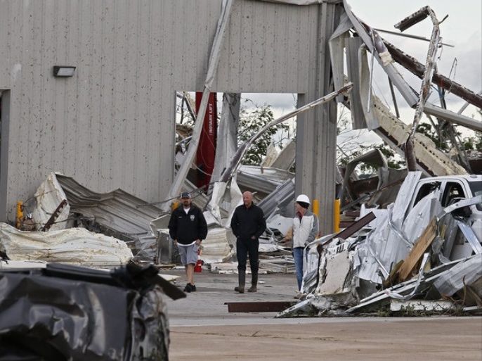 epa05937330 People walk through a local car dealership that was destroyed when a large tornado hit the area near Canton, Texas, USA, 30 April 2017. Five people are reported killed from the severe weather that has hit areas across Texas and surrounding states. EPA/LARRY W. SMITH CORBIS OUT