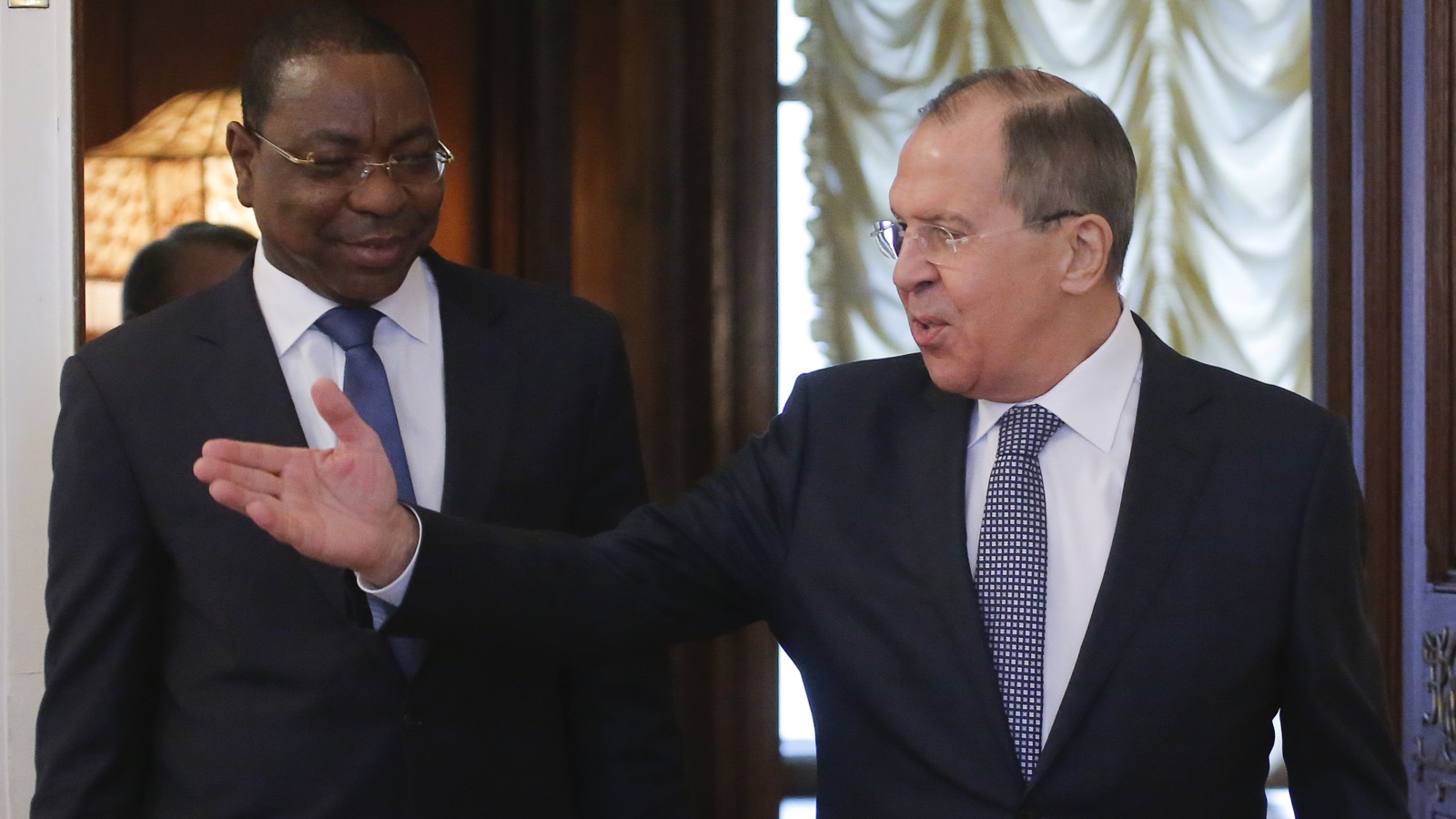 ‪فروف لدى استقباله نظيره السنغالي حيث عرض لاحقا استعداد موسكو لإصلاح العلاقة بين واشنطن وبيونغ يانغ‬ (رويترز)