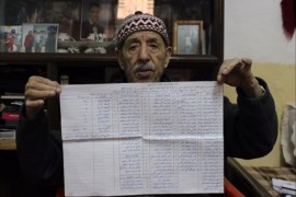 محمد رضوان يحمل قائمة كتبها بيده لشهداء قرية دير ياسين.