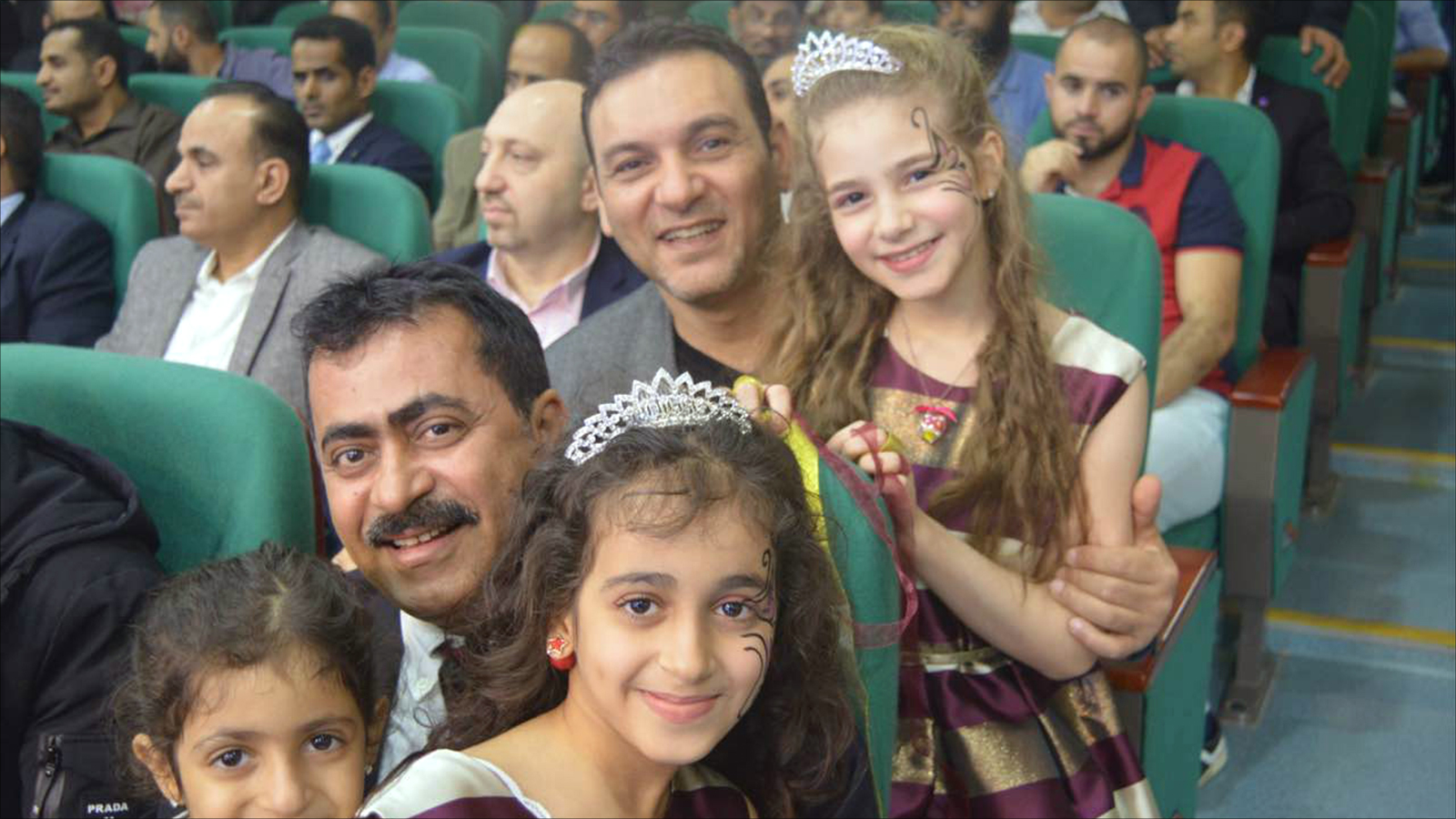رجال أعمال عرب مع أبنائهم في احتفال تخرجهم (الجزيرة)