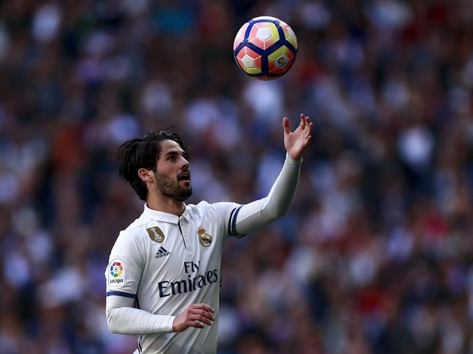 MADRID, SPAIN - APRIL 02: Francisco Roman Alarcon alias Isco of Real Madrid CF takes the ball for a kickoff during the La Liga match between Real Madrid CF and Deportivo Alaves at Estadio Santiago Bernabeu on April 2, 2017 in Madrid, Spain. (Photo by Gonzalo Arroyo Moreno/Getty Images)
