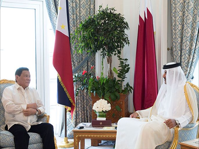 أجرى أمير قطر الشيخ تميم بن حمد آل ثاني محادثات في الدوحة مع الرئيس الفلبيني رودريغو دوتيرتي بشأن العلاقات بين البلدين. المصدر وكالة الانباء القطرية " قنا"