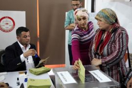 Turkish voters cast their ballots on the constitutional referendum in the Turkish Cypriot northern part of the divided city of Nicosia, Cyprus April 5, 2017. REUTERS/Yiannis Kourtoglou