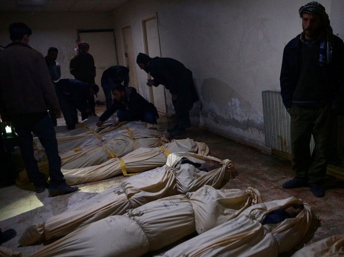 ATTENTION EDITORS - VISUAL COVERAGE OF SCENES OF DEATH People attempt to identify bodies after airstrikes in the rebel held besieged Douma neighbourhood of Damascus, Syria April 3, 2017. REUTERS/Bassam Khabieh TEMPLATE OUT