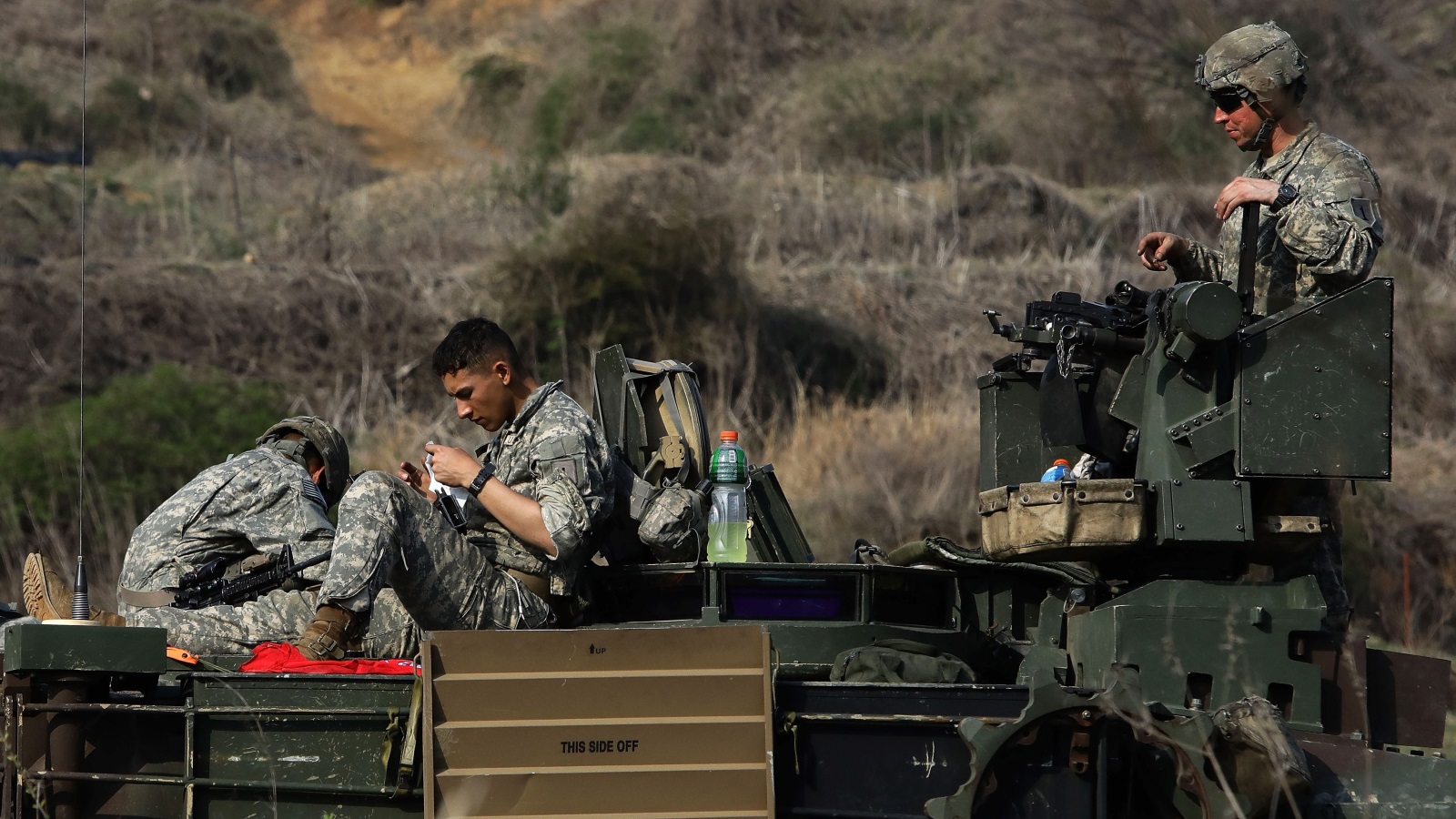 ‪جنود أميركيون يقومون بتدريبات عسكرية قرب الحدود مع كوريا الشمالية‬ (غيتي)