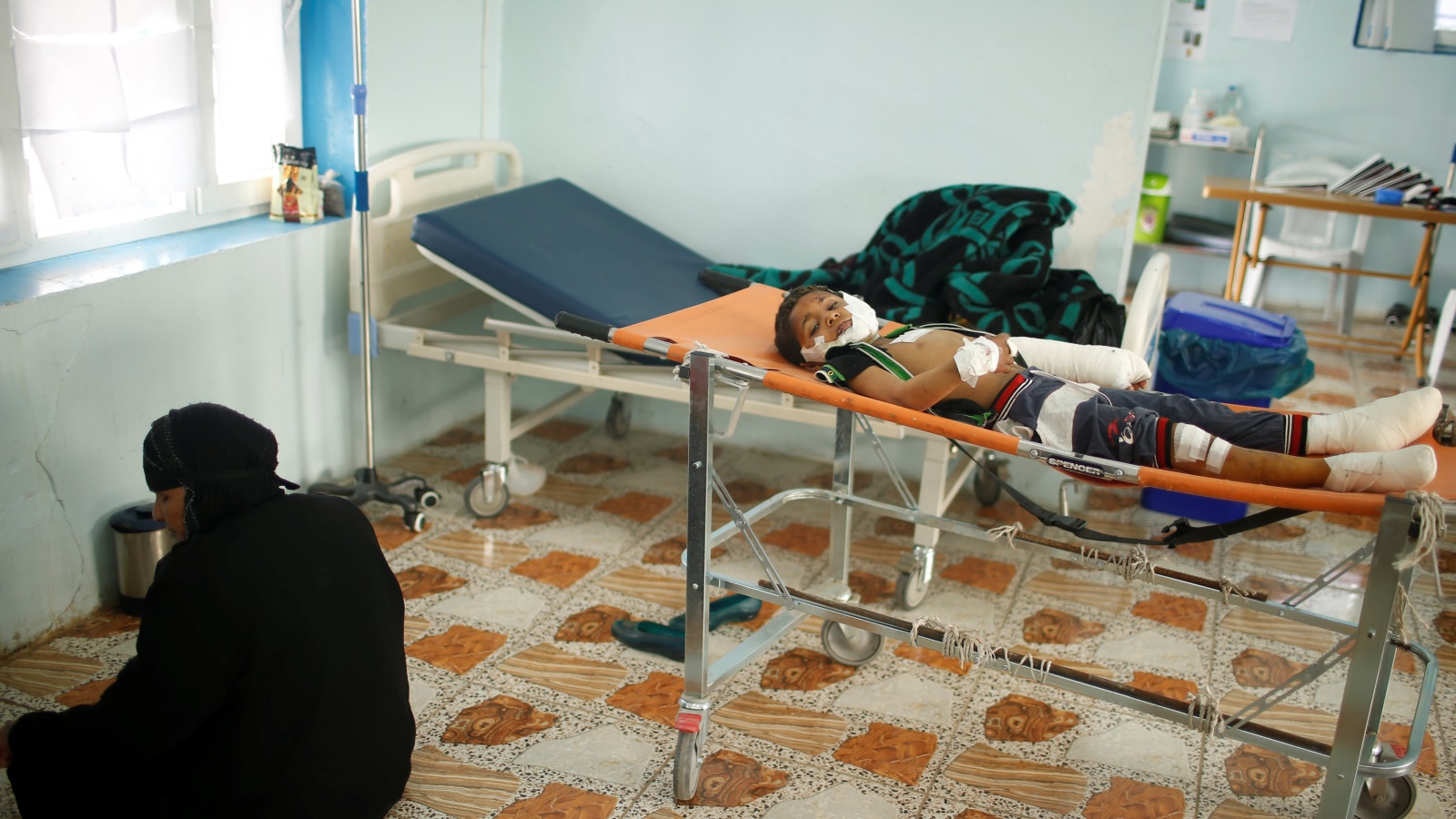 ‪الطفل أيهم أحمد البالغ من العمر خمس سنوات يتلقى العلاج من إصابات تسبب فيها انفجار بالموصل‬ الطفل أيهم أحمد البالغ من العمر خمس سنوات يتلقى العلاج من إصابات تسبب فيها انفجار بالموصل (رويترز)