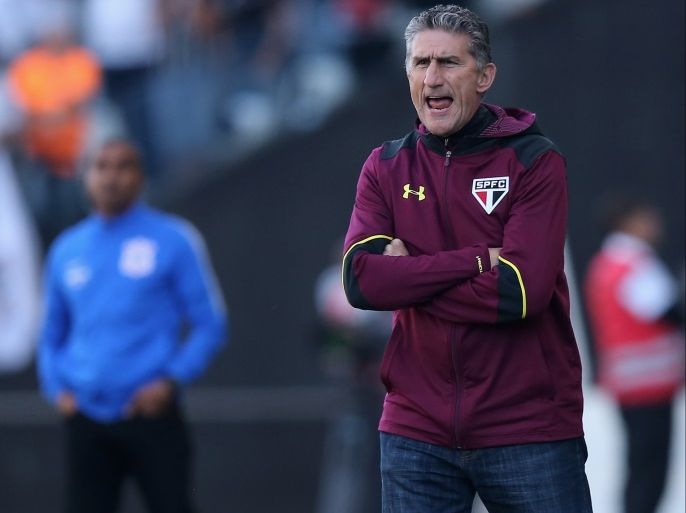 SAO PAULO, BRAZIL - JULY 17: Coach Edgardo Bauza of Sao Paulo gives advise during the match between Corinthians and Sao Paulo for the Brazilian Series A 2016 at Arena Corinthians on July 17, 2016 in Sao Paulo, Brazil. (Photo by Friedemann Vogel/Getty Images)