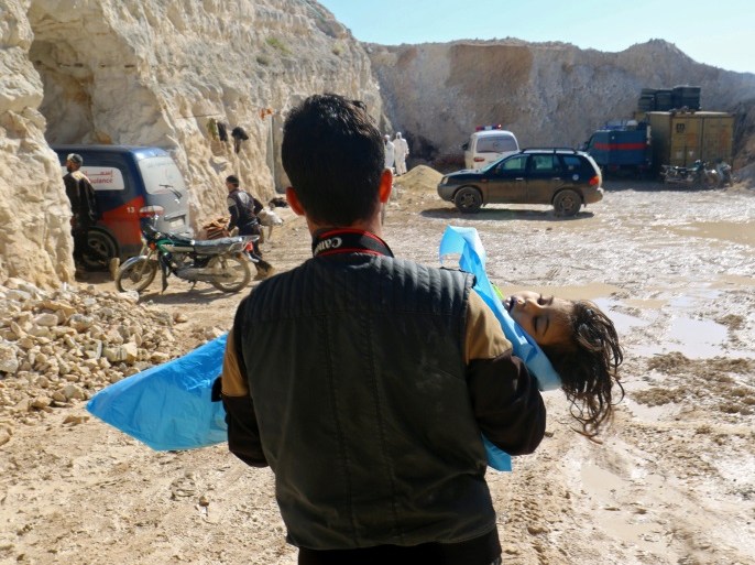 ATTENTION EDITORS - VISUAL COVERAGE OF SCENES OF INJURY OR DEATH A man carries the body of a dead child, after what rescue workers described as a suspected gas attack in the town of Khan Sheikhoun in rebel-held Idlib, Syria April 4, 2017. REUTERS/Ammar Abdullah TPX IMAGES OF THE DAY