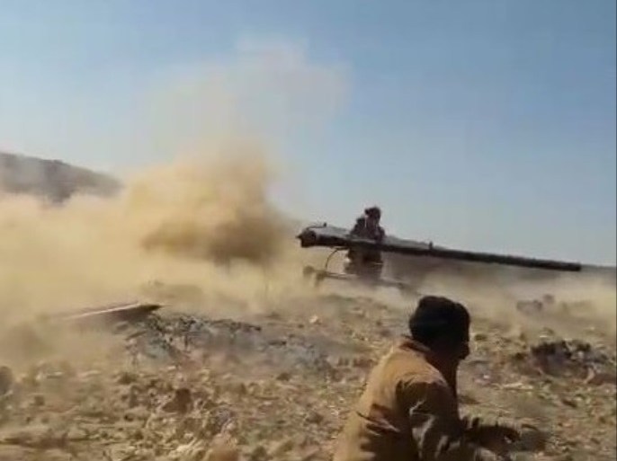 مقاتلان في المقاومة الشعبية بمحافظة البيضاء يقصفان موقعا للحوثيين