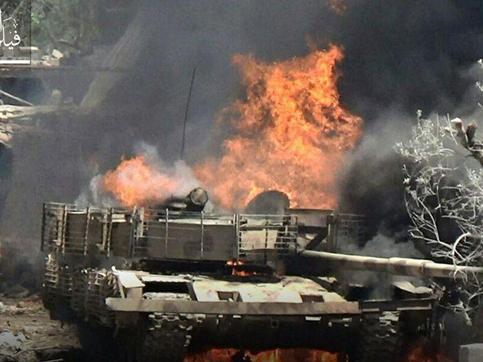 ‪دبابة تي 72 تحترق بعد أن أصابها مقاتلو المعارضة في جبهة حي القابون بدمشق‬ (ناشطون)