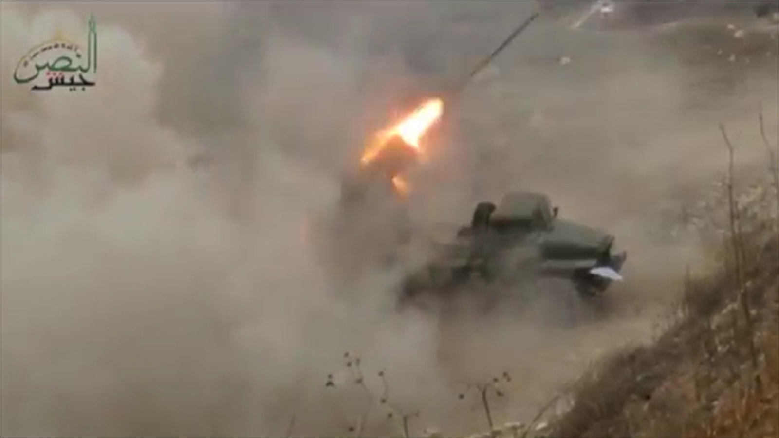 ‪قصف الجيش الحر لمطار حماة العسكري بالصواريخ‬ (ناشطون)