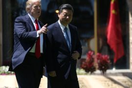 U.S. President Donald Trump (L) and China's President Xi Jinping take a walk together after a bilateral meeting at Trump's Mar-a-Lago estate in Palm Beach, Florida, U.S., April 7, 2017. REUTERS/Carlos Barria